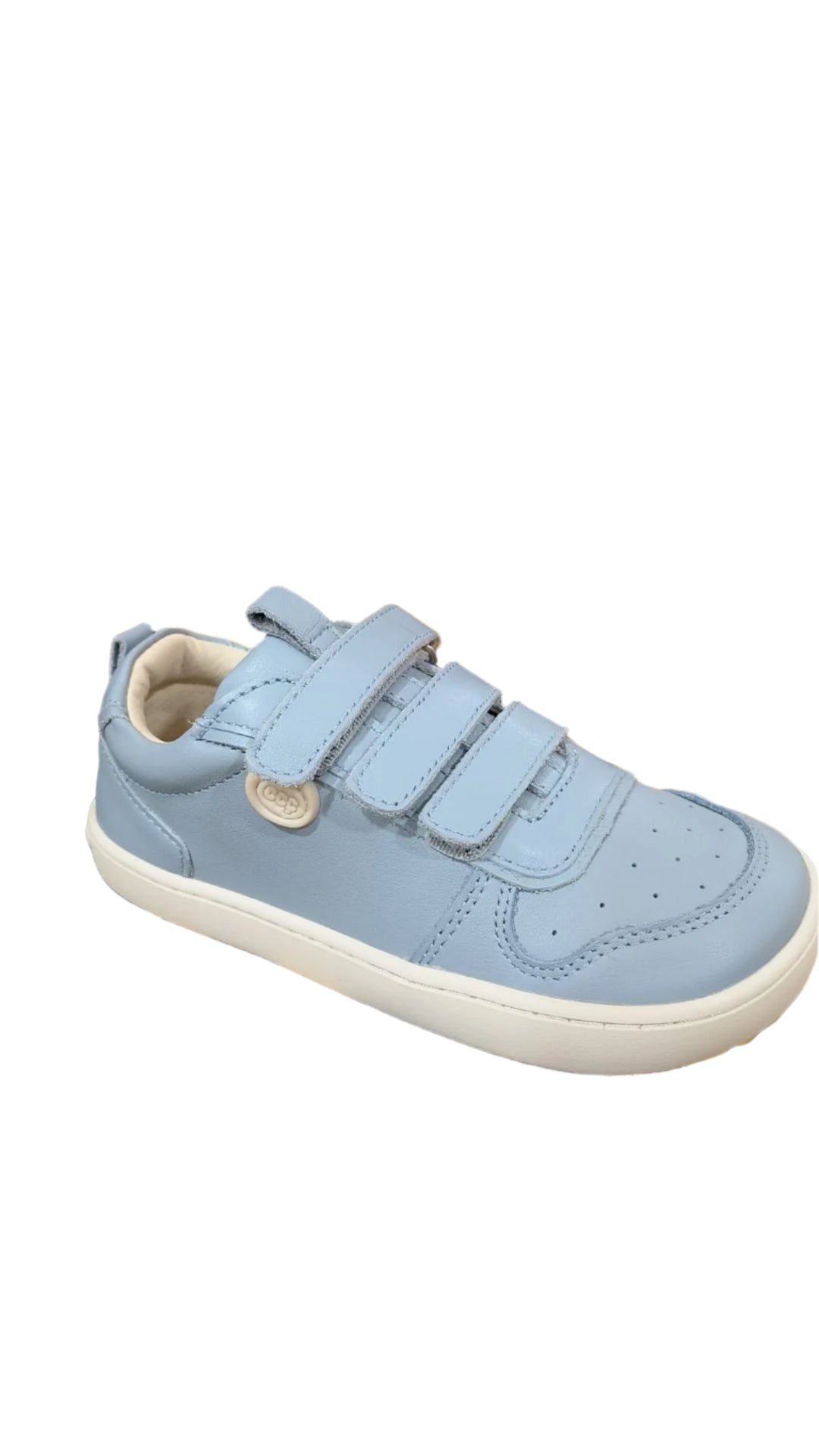 Sapatilha Coucouçava Dot Mist Blue em pele napa azul clara, com sola de borracha flexível e biqueira larga. Três fechos de velcro para ajuste fácil, ideal para os primeiros passos.

