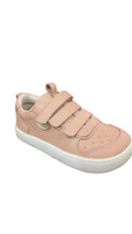 Sapatilha Coucouçava Dot Peach Pink em pele nobuck, cor rosa pêssego, com sola flexível e biqueira larga. Três fechos de velcro para ajuste fácil, ideal para o desenvolvimento natural dos pés.