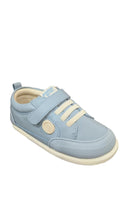 Sapatilha Coucouçava Rookie Mist Blue em pele napa azul clara, com sola flexível, biqueira larga e fecho de velcro com elásticos para ajuste fácil.