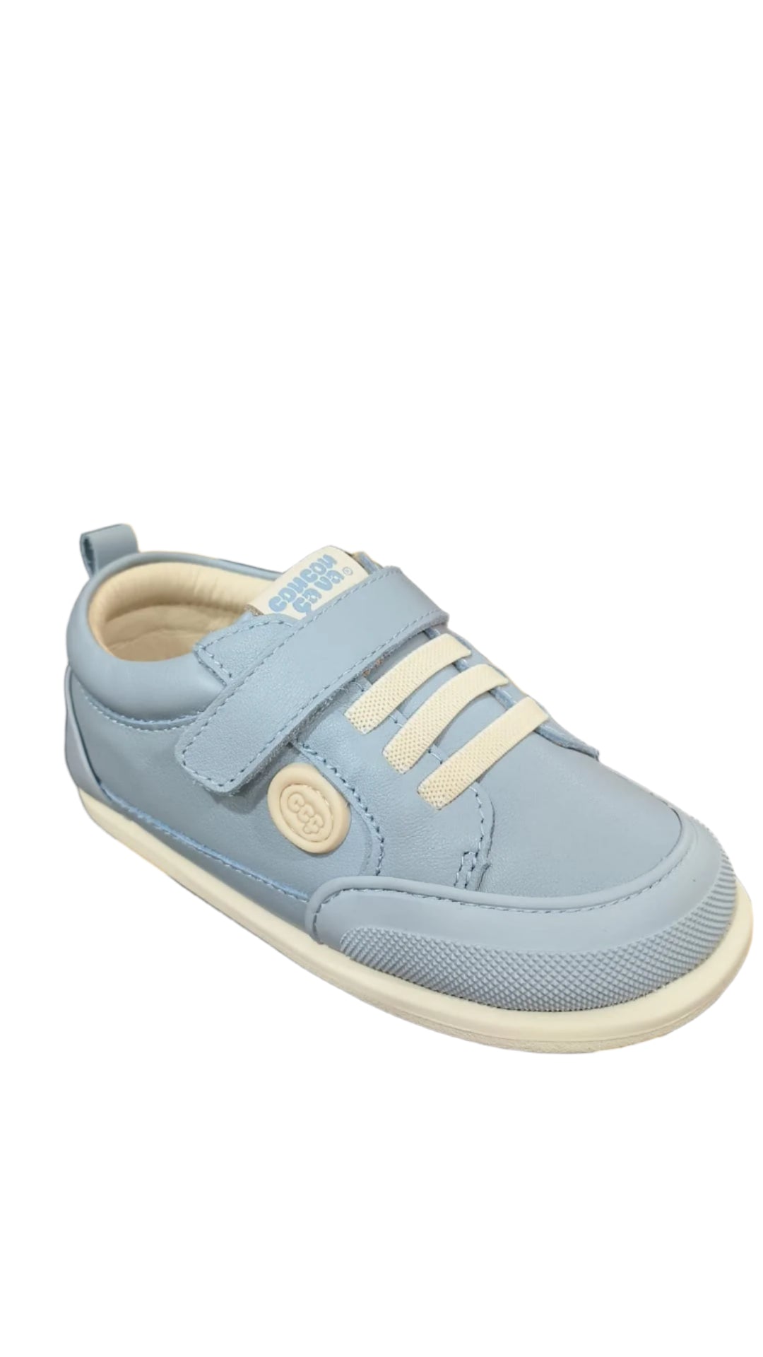 Sapatilha Coucouçava Rookie Mist Blue em pele napa azul clara, com sola flexível, biqueira larga e fecho de velcro com elásticos para ajuste fácil.