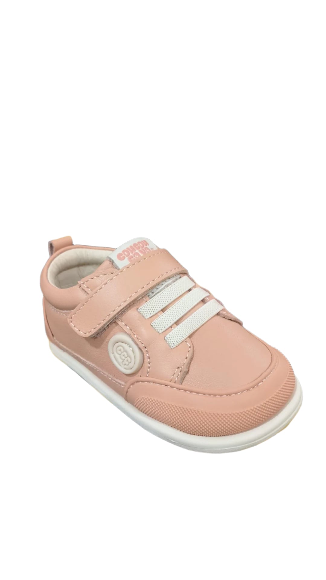 Sapatilha Coucouçava Rookie Peach Pink em pele napa rosa pêssego, com sola flexível, biqueira larga e fecho de velcro com elásticos para ajuste fácil.

