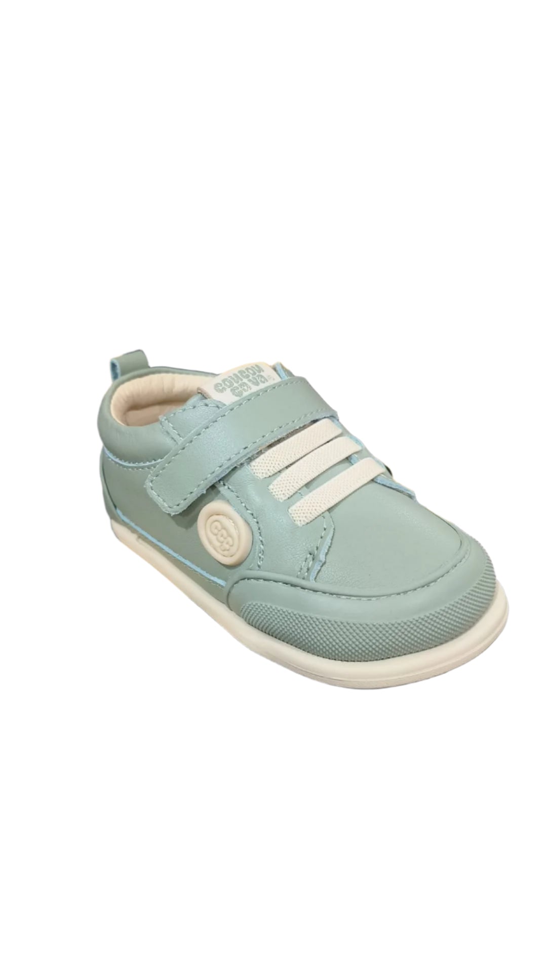 Sapatilha Coucouçava Rookie Sage Green em pele napa verde suave, com sola flexível, biqueira larga e fecho de velcro com elásticos para ajuste fácil.

