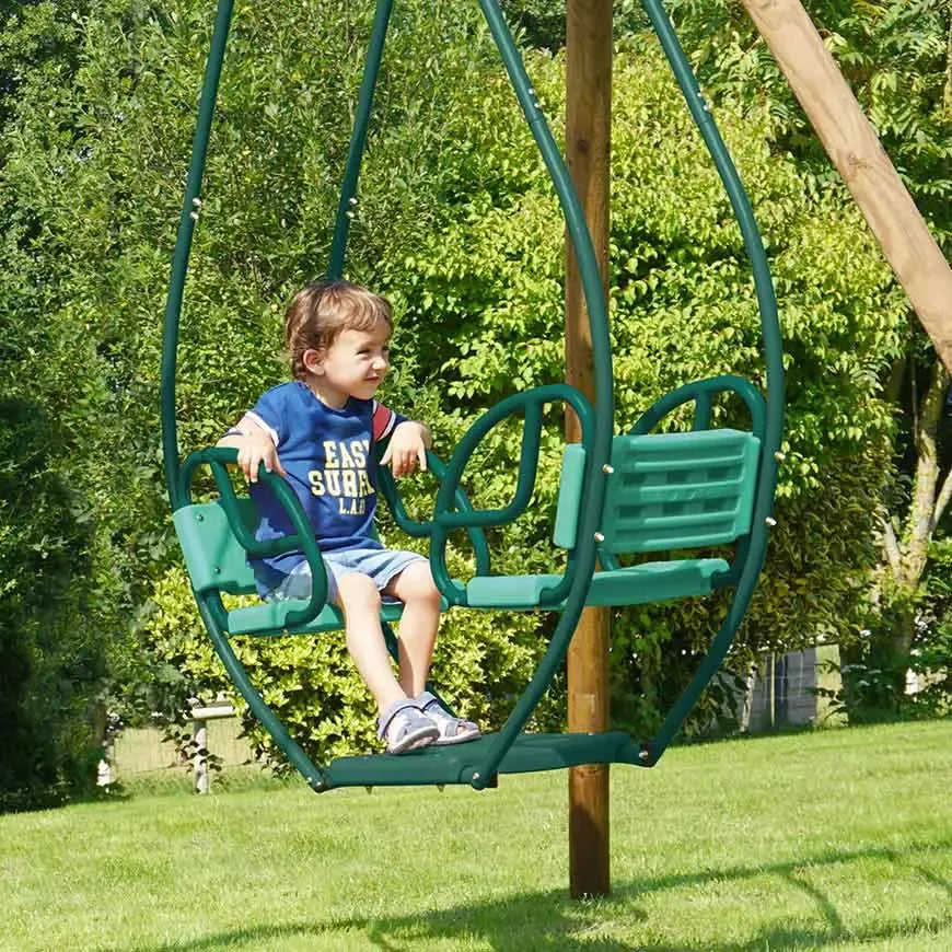 Criança a brincar num baloiço duplo em aço galvanizado, instalado num jardim com estrutura robusta e assentos confortáveis.