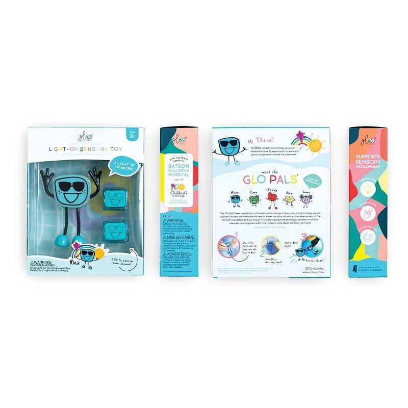 Criança a brincar alegremente com o boneco GloPals Alex amarelo na banheira, demonstrando a diversão sensorial na água.