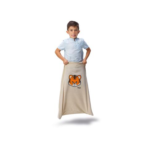 Criança a saltar com um saco de corrida com ilustração de tigre.