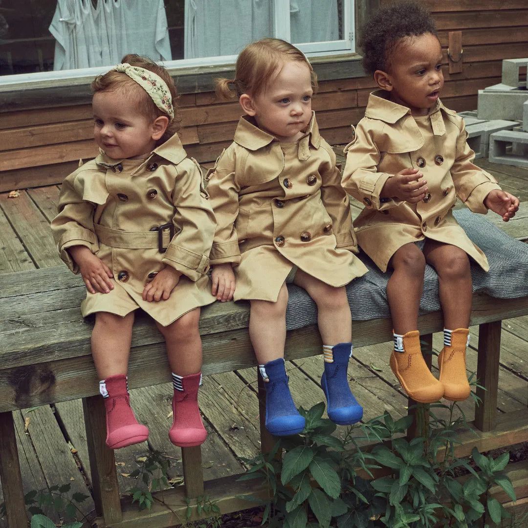 Par de Attipas Rain Boots Red, com design inspirado nas botas de chuva clássicas, em vermelho vibrante e sola flexível antiderrapante.