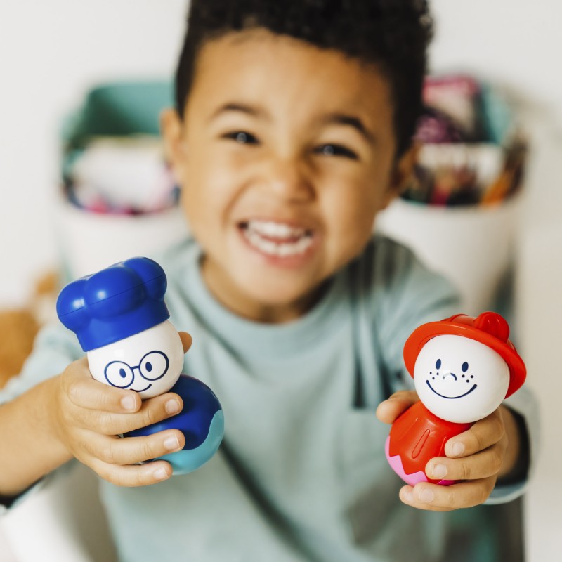 Caixa do jogo SmartMax My First People com as figuras magnéticas coloridas e sorridentes. Ideal para crianças entre 1 e 5 anos.