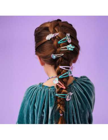 Vista traseira de uma criança com cabelo apanhado numa trança, onde estão inseridos vários ganchos coloridos, incluindo os três modelos do conjunto.