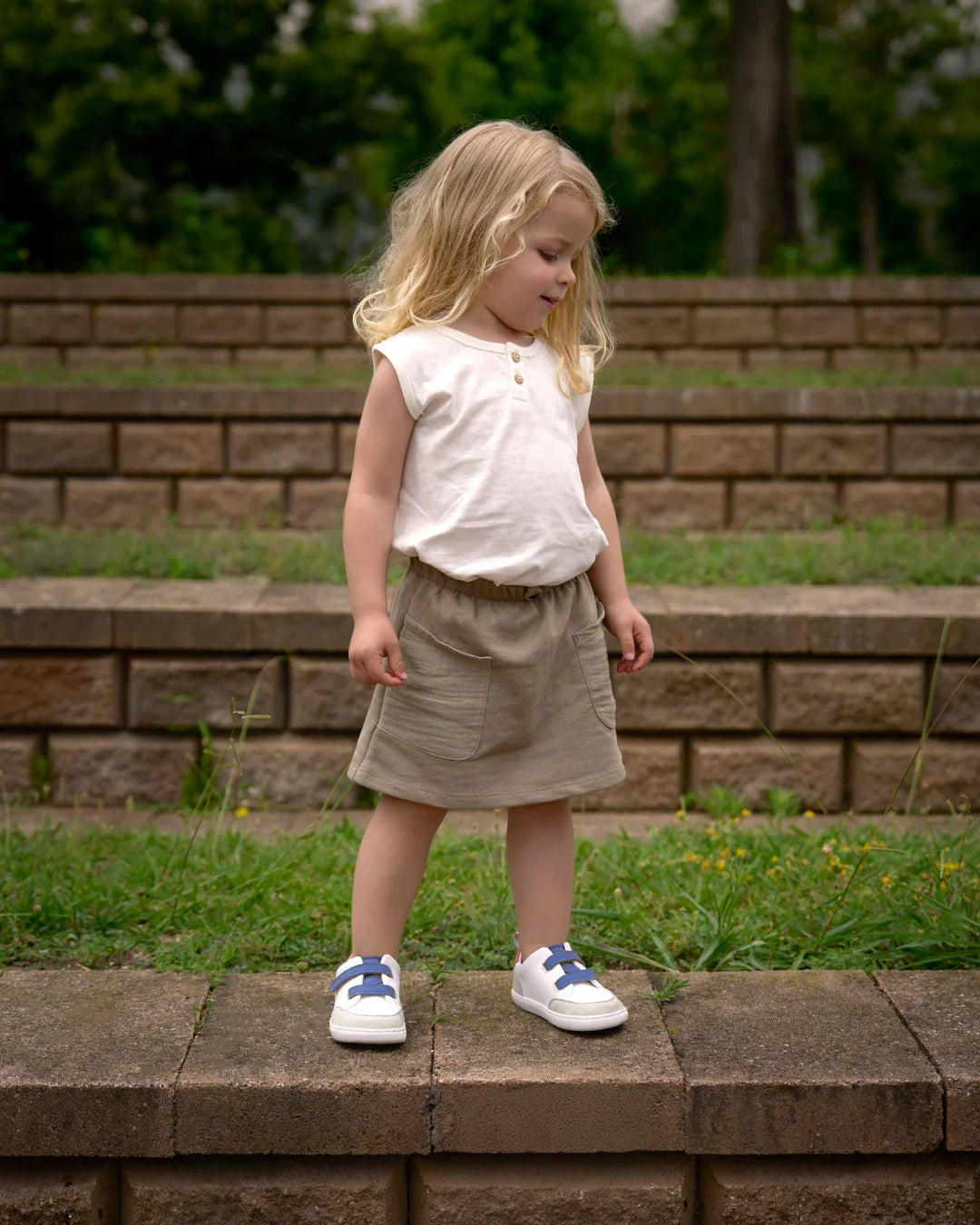 Sapato barefoot infantil Muris TerreNova Mini Denim Blue, cor branca com detalhes azul-escuro, fecho em velcro duplo e sola flexível zero-drop. Design minimalista e sustentável.

