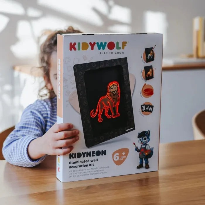 Criança a segurar a embalagem do kit de decoração de parede iluminada Kidyneon.