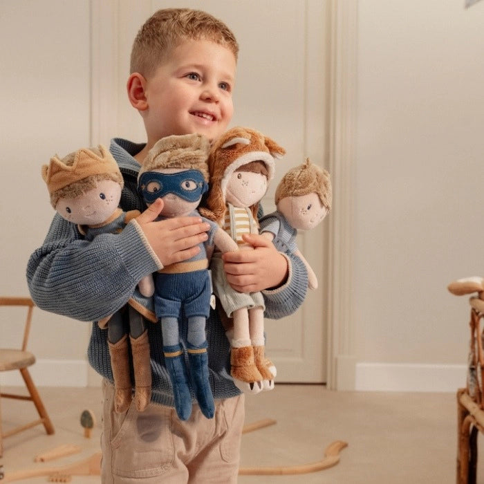 Uma criança sorridente a segurar vários bonecos de peluche da Little Dutch, incluindo o Super-herói Jim, mostrando a variedade de amigos disponíveis.