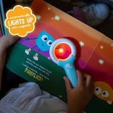 Mãos de uma criança a usar a Varinha Mágica para acender as estrelas ou pirilampos numa página colorida do livro GloPals.