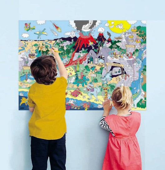 Duas crianças, um rapaz e uma rapariga, estão de pé a interagir com o poster gigante dos dinossauros já desdobrado e parcialmente colorido, indicando a escala de uso.