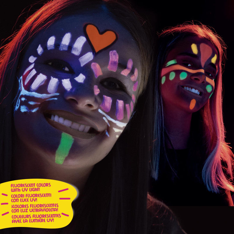 Duas crianças com maquilhagem facial vibrante e fluorescente, destacando o efeito Neon dos lápis Carioca Mask Up sob luz UV.