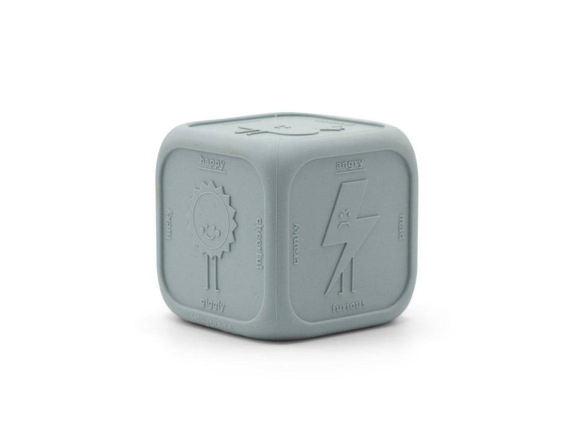 Cubo sensorial de silicone Jellystone na cor Sage Mint, exibindo um lado com a ilustração de um sol e as palavras 'happy', 'lucky', 'cheerfu', 'gleefully'.