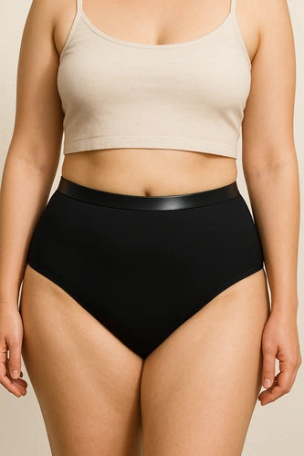 Plano médio de modelo com roupa interior absorvente preta de corte clássico e discreto.