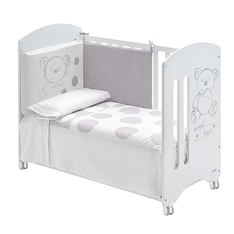 Berço Micuna Sweet Bear 120x60 branco, com design de urso, transformado em caminha Montessori com roupa de cama.