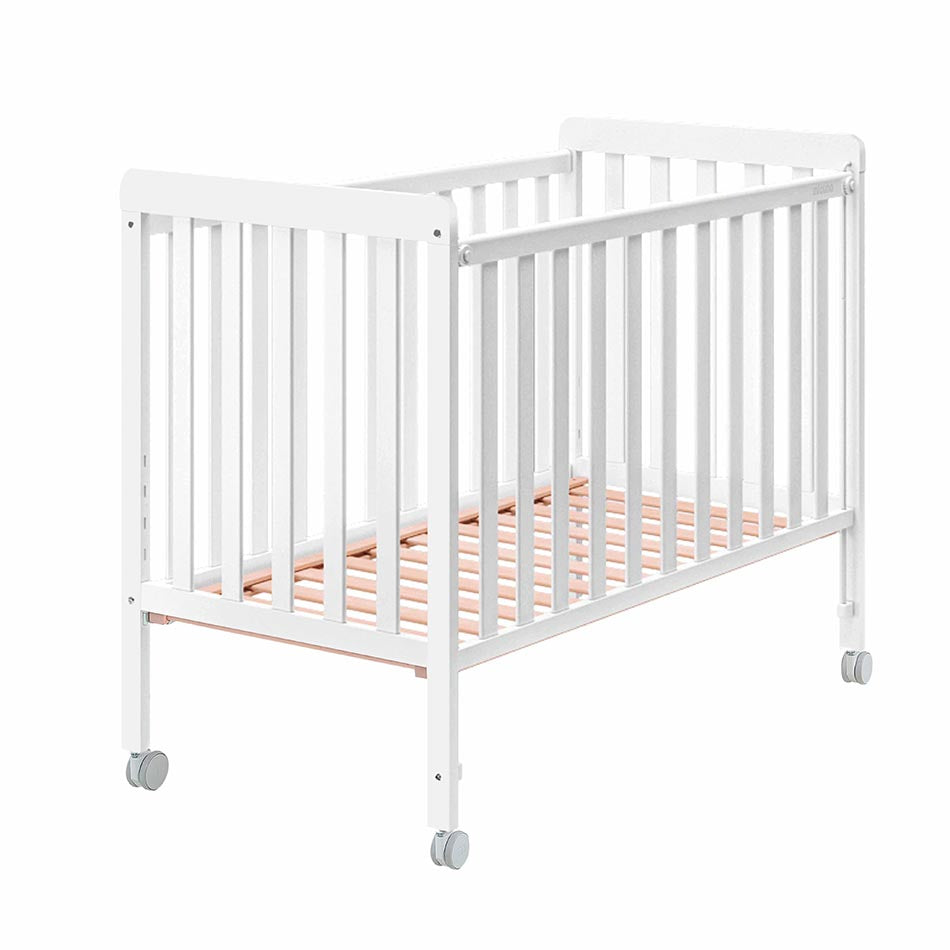 Micuna Nordika Berço 120x60 totalmente branco com sommier em madeira clara e rodas, isolado em fundo branco.