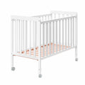 Micuna Nordika Berço 120x60 totalmente branco com sommier em madeira clara e rodas, isolado em fundo branco.
