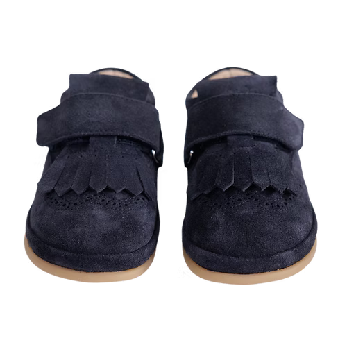 Par de sapatilhas Rooties Carneiras PiuPiu Azul Marinho, vista frontal, com franjas e fechos de velcro.
