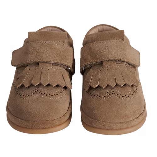 Par de sapatilhas Rutis - Carneiras PiuPiu Areia, vista frontal, com detalhes de franjas e fechos de velcro.