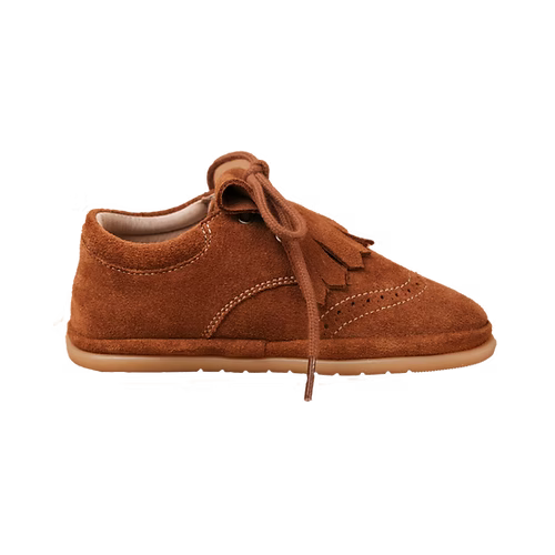 Vista lateral exterior de uma sapatilha Rooties Carneiras Mémé Camel, com franjas e detalhes brogue.