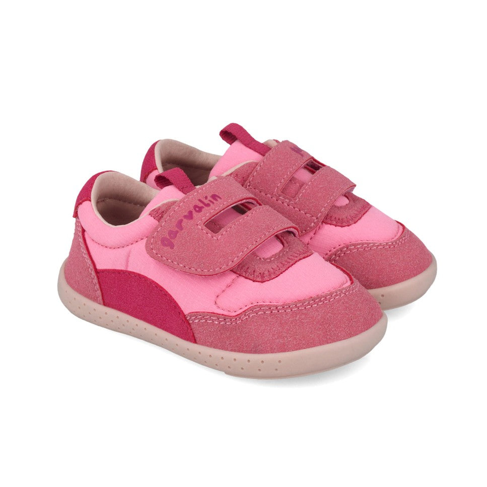 Par de sapatilhas Garvalín Desportivas Rosa, vista frontal superior, com os fechos de velcro abertos.
