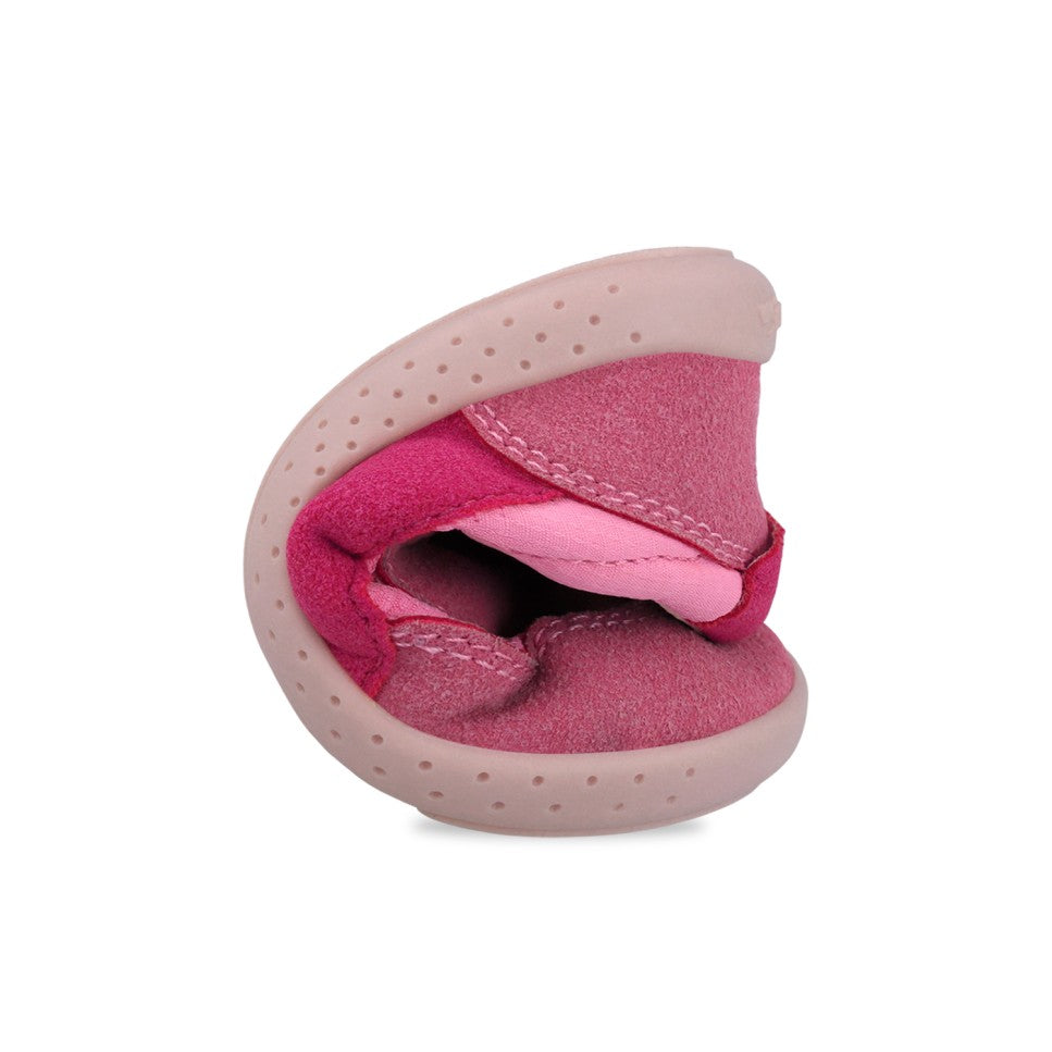 Sapatilha Garvalín Desportivas Rosa dobrada ao meio, destacando a extrema flexibilidade da sola barefoot.