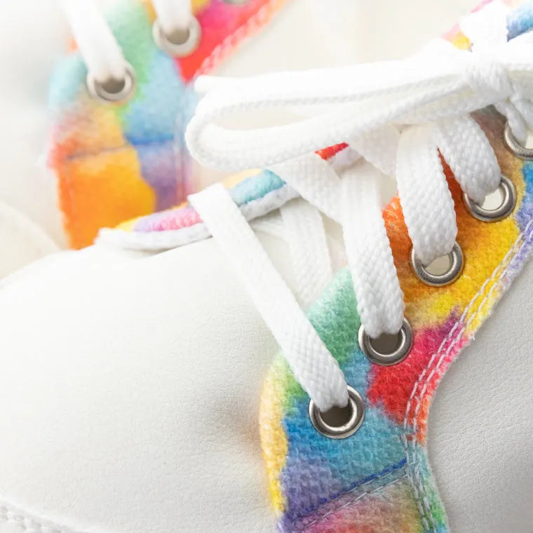 Detalhe dos atacadores e ilhós dos ténis Baby Lobitos Barefoot Adulto Mapis, com padrão arco-íris e acabamento de alta qualidade.