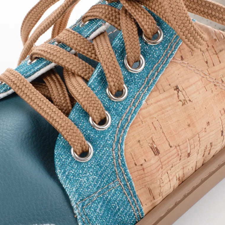  Detalhe dos atacadores e acabamento em cortiça dos ténis Baby Lobitos Barefoot Adulto Mapis Cork Brilo, destacando a costura reforçada e o design natural.