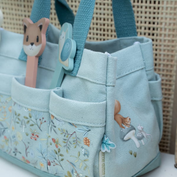 Close-up da bolsa de jardinagem da Little Dutch com ilustrações de animais da floresta, como um esquilo e um caracol.