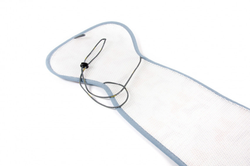 Detalhe do sistema de fixação da capa Aeromoov, focando no cordão elástico com fecho ajustável na parte superior da rede 3D.