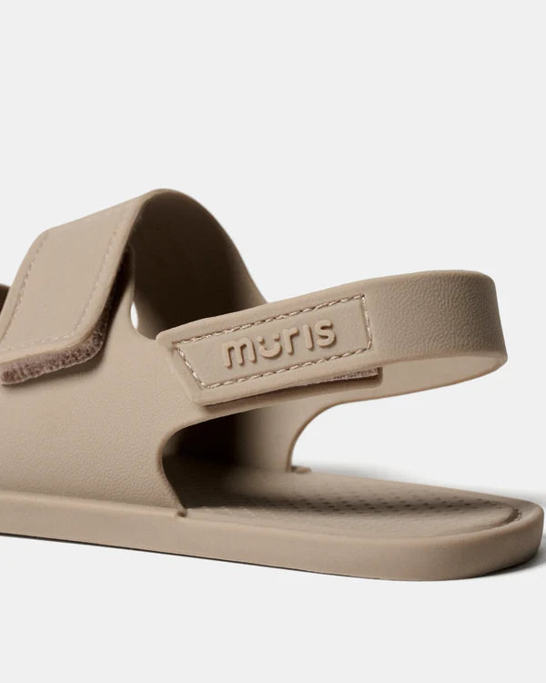Detalhe do fecho de velcro da sandália Muris Aruba, mostrando a inscrição da marca.