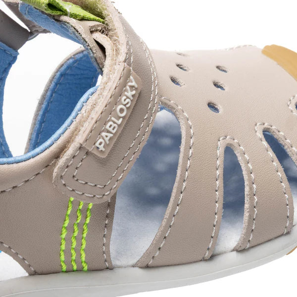 Detalhe do fecho de velcro e costuras da sandália Pablosky