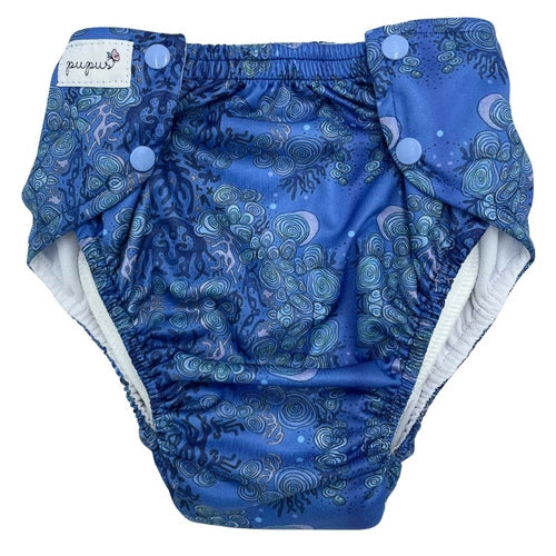 Vista detalhada da fralda reutilizável Pupus azul com molas de ajuste