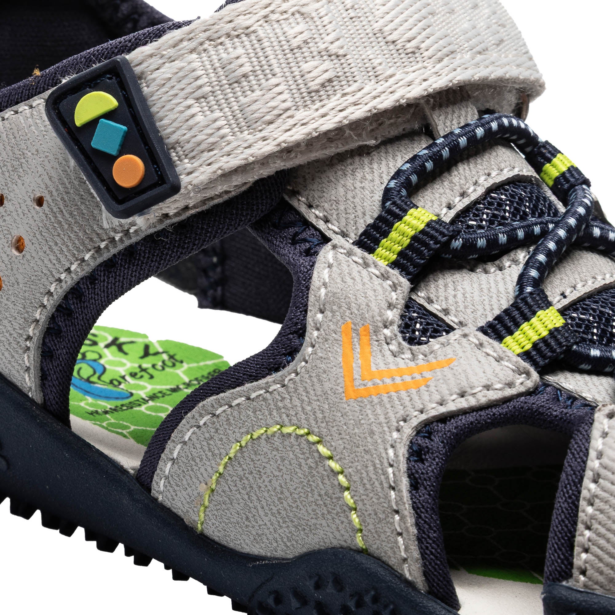 Detalhe da parte frontal da sandália Pablosky, mostrando o fecho de velcro e os materiais têxteis.