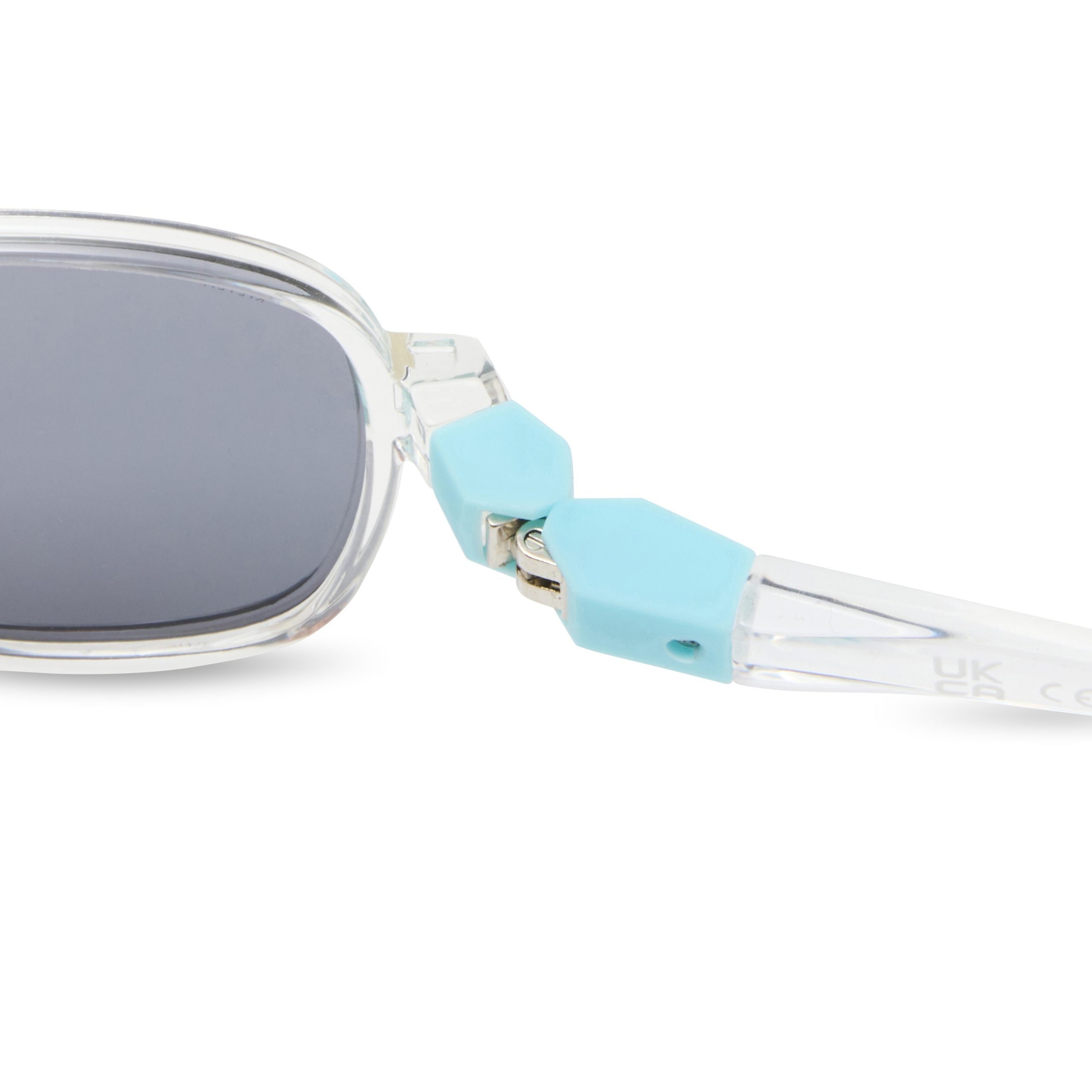 Detalhe da articulação da haste dos óculos de sol Kietla Urban, mostrando a dobradiça de 180 graus em azul claro.