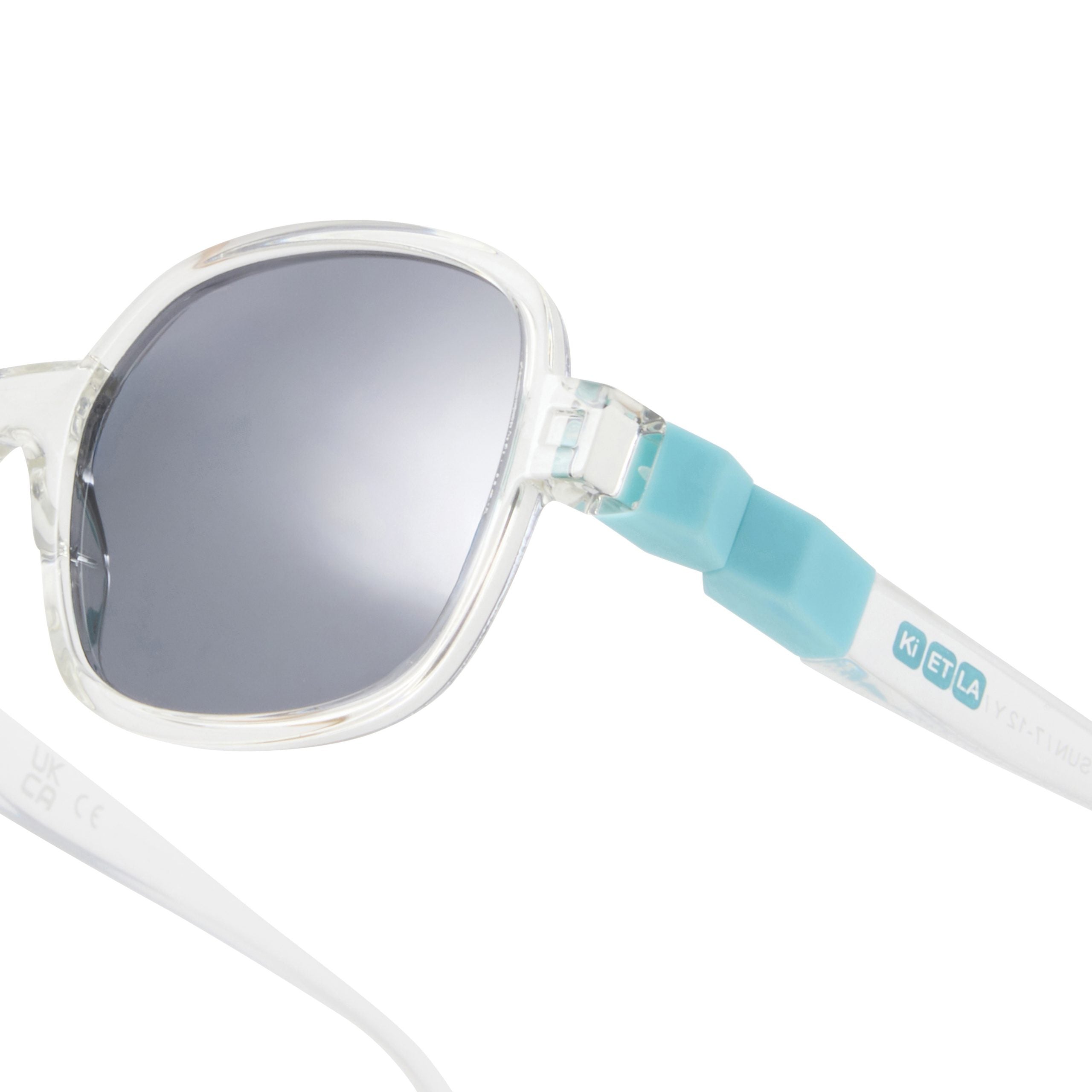 Detalhe da haste dos óculos de sol Kietla Urban, mostrando a marca Kietla e a articulação azul clara.