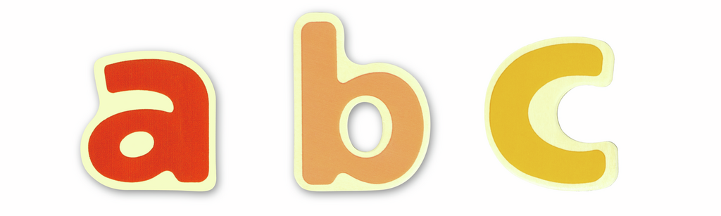 Detalhe das letras magnéticas 'a', 'b', 'c' da Hape.