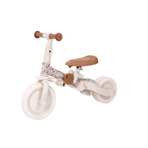 Detalhe da conversão do triciclo Little Dutch para bicicleta de equilíbrio, focando no mecanismo de recolha das pedaleiras.