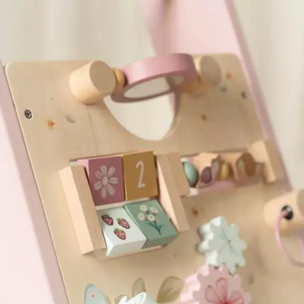 Detalhe do painel de atividades do andarilho, mostrando blocos com números e imagens de flores e morangos.