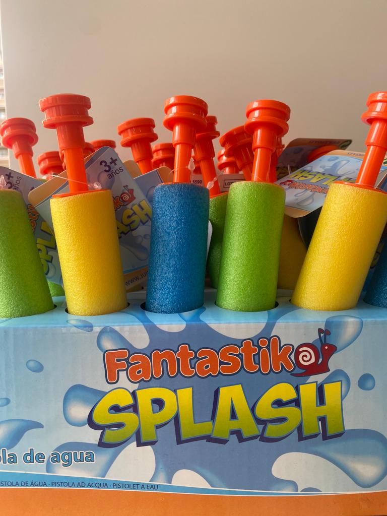 Detalhe da ponta da pistola de água Fantastiko SPLASH, mostrando a saída de água e a secção de espuma absorvente.