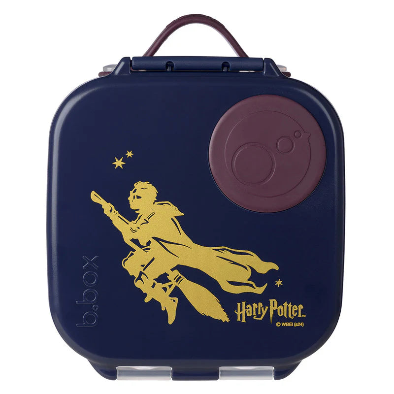 Detalhe da tampa da lancheira b.box Harry Potter azul-escura com silhueta dourada de um personagem a voar numa vassoura.