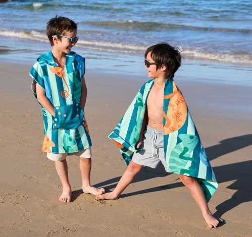 Detalhe do tecido de microfibra do poncho Dock and Bay, evidenciando a textura absorvente e de secagem rápida, ideal para crianças.