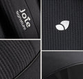 Detalhes da marca Joie Signature, tecido acolchoado e logo da marca em couro no carrinho Joie Finiti Signature.