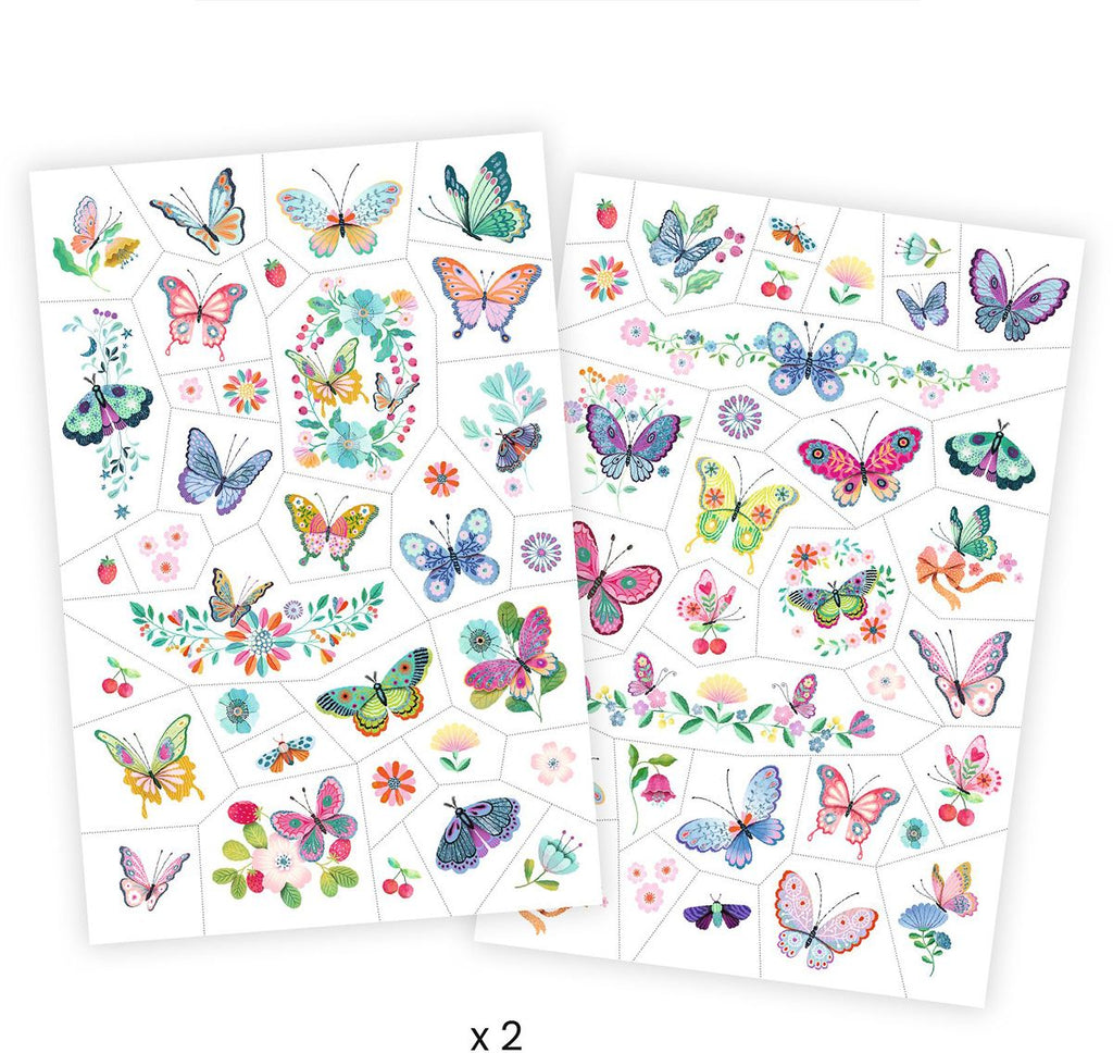 Duas folhas cheias de mais de 50 tatuagens temporárias Djeco com designs variados de borboletas e flores.
