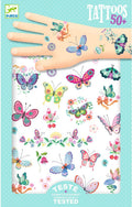 Conjunto de tatuagens temporárias Djeco 50+ com borboletas coloridas e glitter, aplicadas numa mão e na folha.