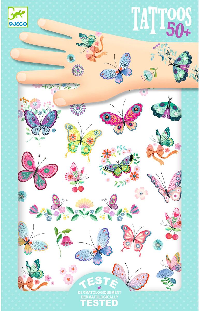 Conjunto de tatuagens temporárias Djeco 50+ com borboletas coloridas e glitter, aplicadas numa mão e na folha.