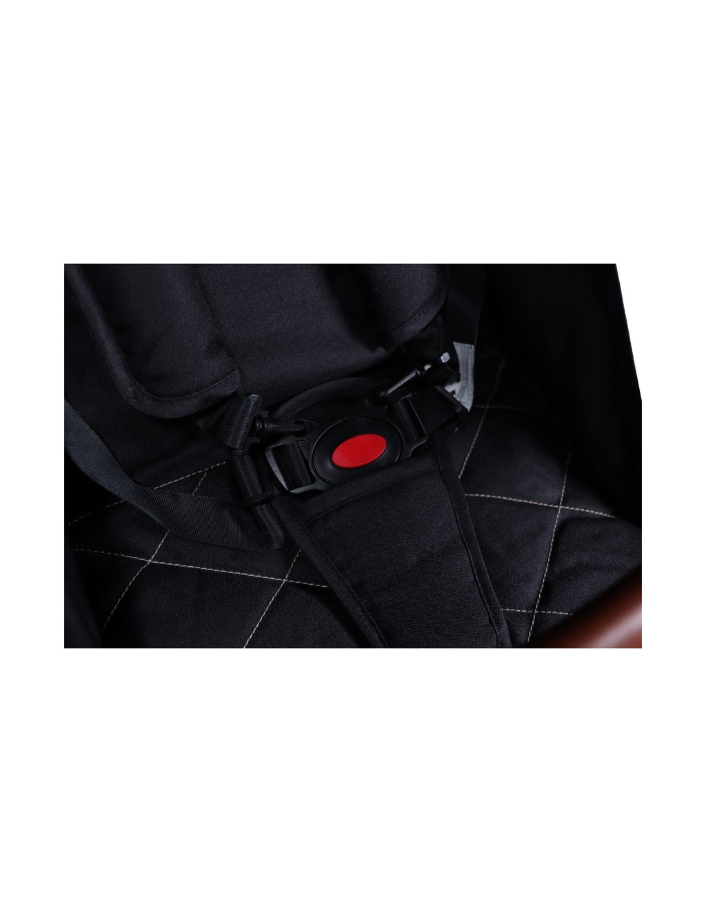 Foco no fecho de segurança de 5 pontos do carrinho Ding Vivo, com fivela preta e botão central vermelho, sobre tecido acolchoado.