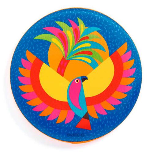 Disco de espuma Flying Bird da marca Djeco com padrão de pássaro tropical colorido, ideal para brincar ao ar livre.